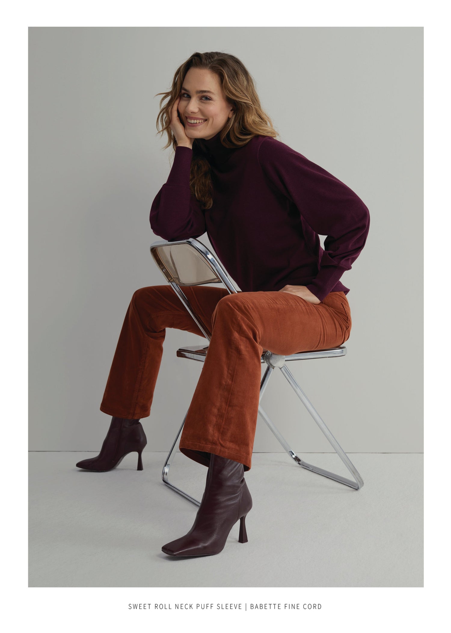Babette Fine Cord Regular fra Red Button er laget av kordfløyel. Disse behagelig buksene har 5 lommer, en medium livhøyde og god stretch! Innside benlengde er 80 cm.