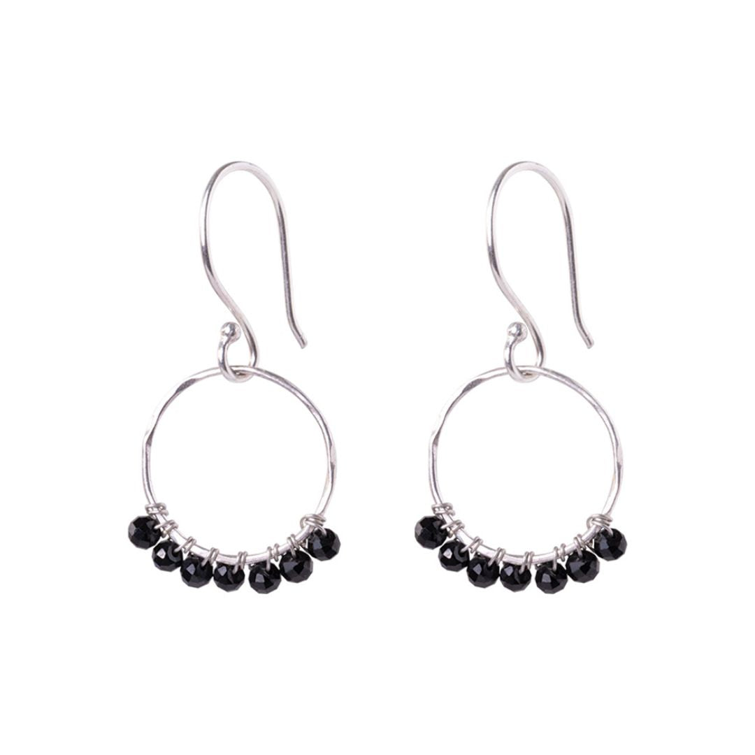 Compassion Black Onyx hengende øredobber er laget av sølvbelagt messing og dekorert med sju små, vakre svarte onyx-stein. Lengden er 3,5 cm.