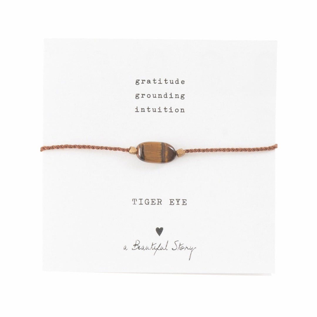 Tigerøye symboliserer takknemlighet, jording og intuisjon. Tigerøye Edelsten gir deg selvtillit. Dette armbandet er laget av bomullstråd og en Tigerøye edelsten. Lengden på armbandet er 15-22 cm. Armbåndet har en justerbar glideknute. Hver edelsten er unik. Det er derfor farger kan avvike fra bildene.