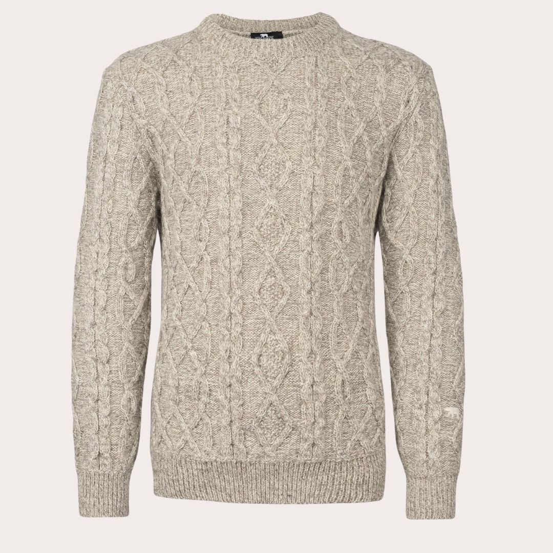 Norlender genser Tórshavn i Grey Melange, vist på modell utendørs.