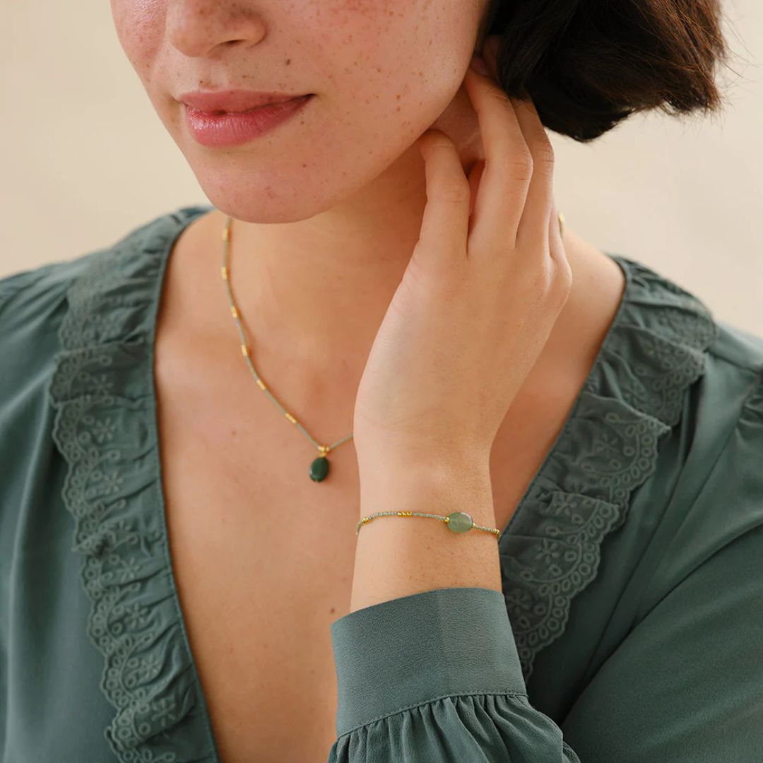 Grønn aventurinarmbånd med justerbar skyveknute, vist på håndledd.