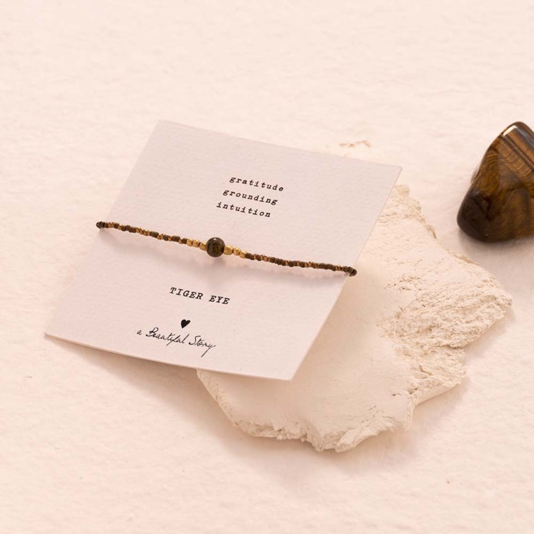 Detalj av tigerøye i Iris armbånd fra A Beautiful Story.