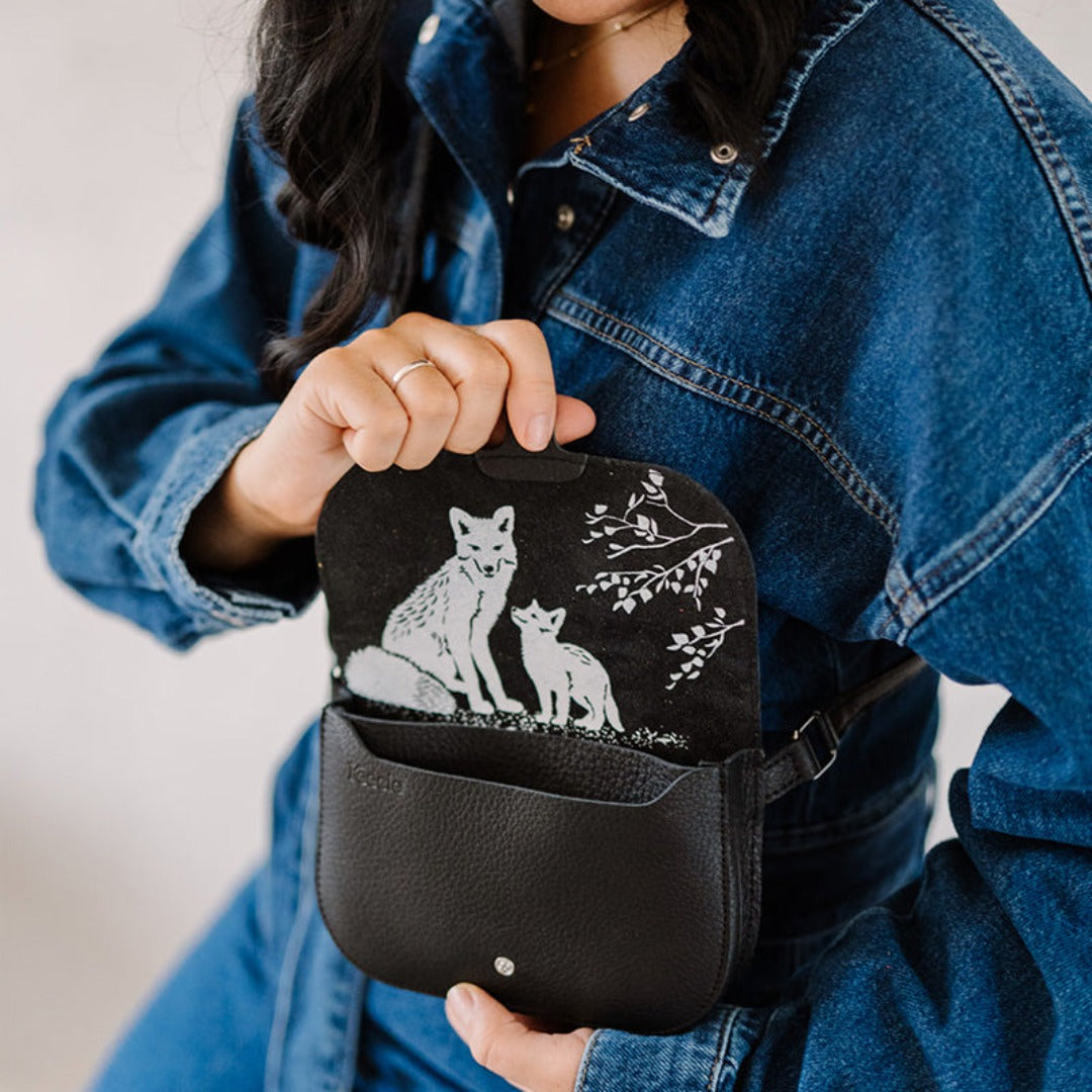 Denne skinn crossbody vesken Little Fox i fargen Moss er den ideelle vesken å ta med deg, uansett hvor du drar. Mål: 17,5 x 12 x 2,5 cm.
