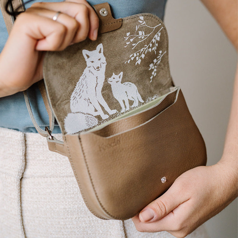 Denne skinn crossbody vesken Little Fox i fargen Moss er den ideelle vesken å ta med deg, uansett hvor du drar. Mål: 17,5 x 12 x 2,5 cm.
