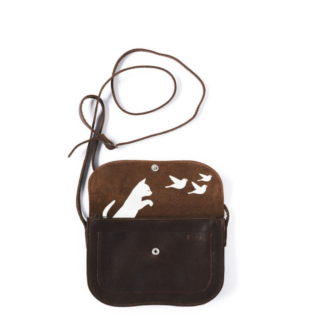 Denne søte brun skinnveske Cat Chase fra Keecie har plass til alt du trenger.
Vesken har en frontlomme, to romslige lommer, en glidelåslomme. Mål:20.5x14x3.5 cm.