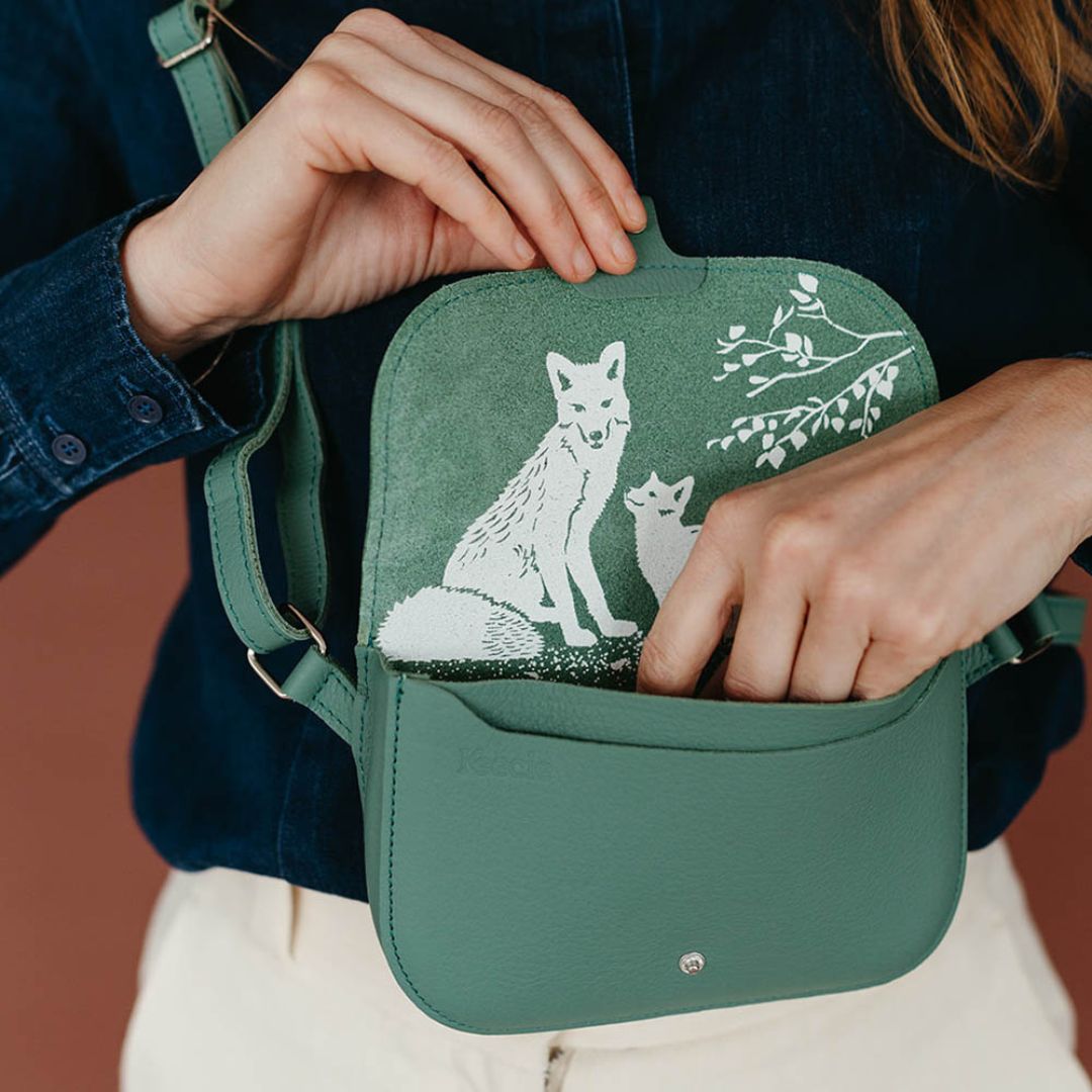 Denne grønne Little Fox crossbody-vesken i skinn er den ideelle vesken å ta med deg, uansett hvor du drar. Mål: 17,5 cmx12 cmx2,5 cm.