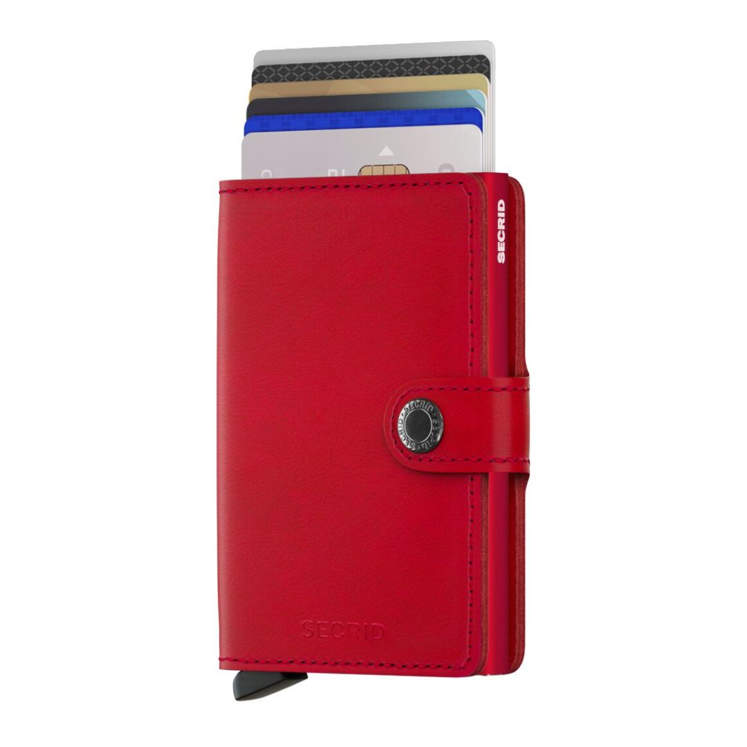 Miniwallet fra Secrid kombinerer eleganse og funksjonalitet. Den beskytter kortene dine mot bøying, brudd og RFID-tyveri. Skallet rommer sedler, kvitteringer og kort. Laget med fokus på bærekraft. En perfekt lommebok for hverdags bruk i original rød!