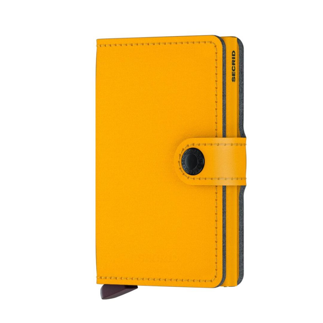 Miniwallet fra Secrid kombinerer eleganse og funksjonalitet. Den beskytter kortene dine mot bøying, brudd og RFID-tyveri. Skallet rommer sedler, kvitteringer og kort. Laget med fokus på bærekraft. En perfekt lommebok for hverdags bruk i vintage ochre!