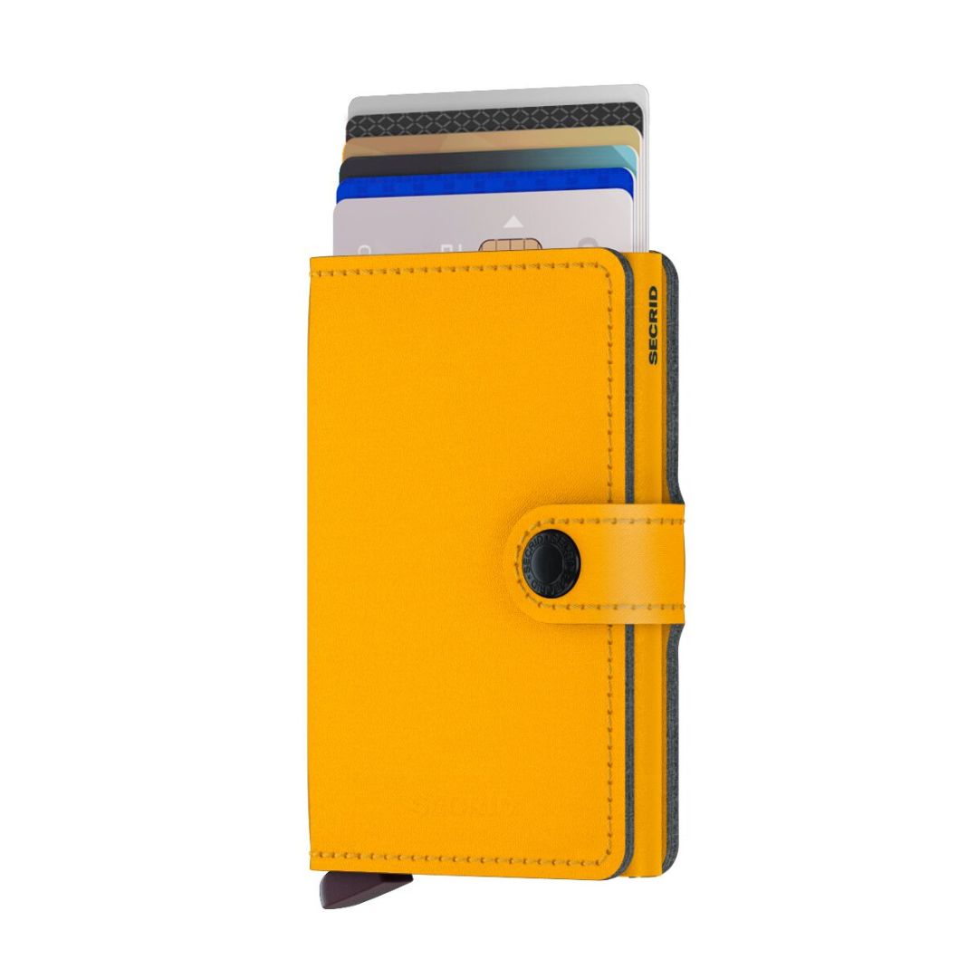 Miniwallet fra Secrid kombinerer eleganse og funksjonalitet. Den beskytter kortene dine mot bøying, brudd og RFID-tyveri. Skallet rommer sedler, kvitteringer og kort. Laget med fokus på bærekraft. En perfekt lommebok for hverdags bruk i vintage ochre!