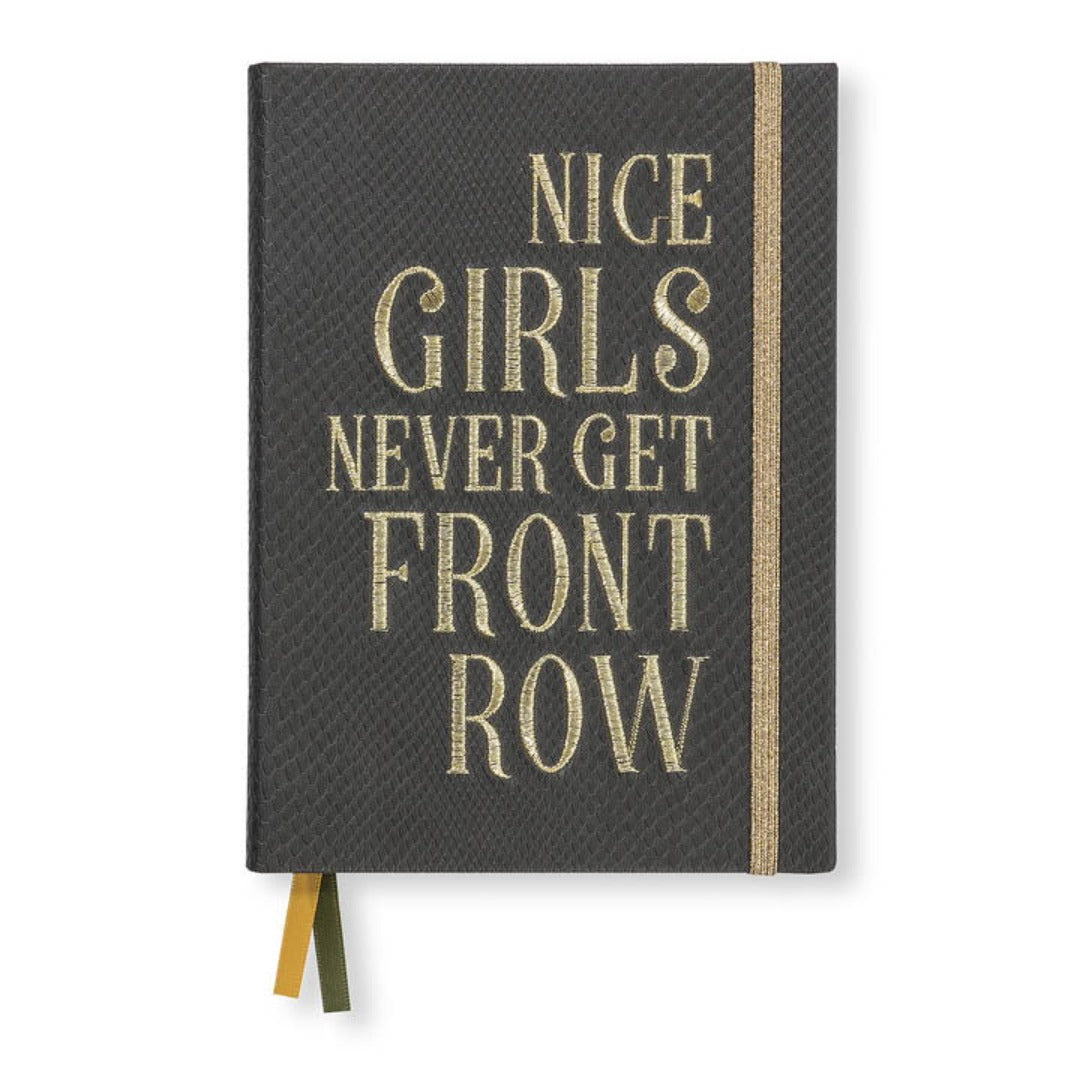 Grønn/grå notatbok med pytonslang-utseende hardt omslag og et brodert sitat:"Nice girls never get front row" Denne notatboken har 4 utrivbare kort med sitater. Resten av notatboken inneholder blanke og prikkede sider. På baksiden finner du en lomme for å oppbevare små papirer. Mål: 13,5 x 18,5 x 1,5 cm