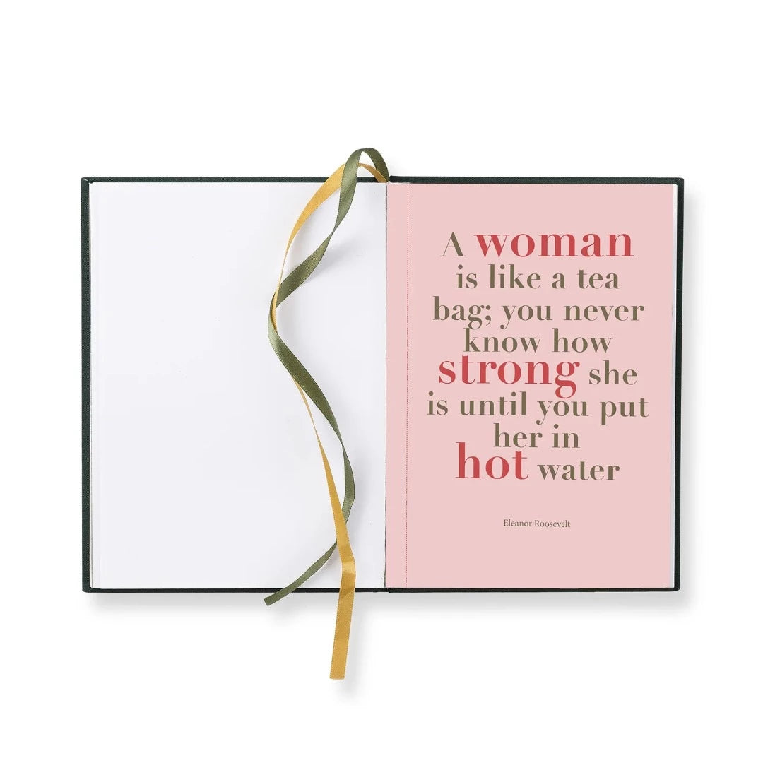 Grønn/grå notatbok med pytonslang-utseende hardt omslag og et brodert sitat:"Nice girls never get front row" Denne notatboken har 4 utrivbare kort med sitater. Resten av notatboken inneholder blanke og prikkede sider. På baksiden finner du en lomme for å oppbevare små papirer. Mål: 13,5 x 18,5 x 1,5 cm