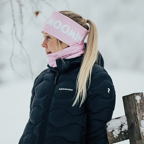Rosa to-lags pannebånd fra Moomin® by Davvin. Pannebånd har et print av Snorkfrøken.Dette er perfekt for friluft og utendørs aktiviter til alle årstider og til glede for store og små! Materialer: 90% Polyester 10% Elasthan