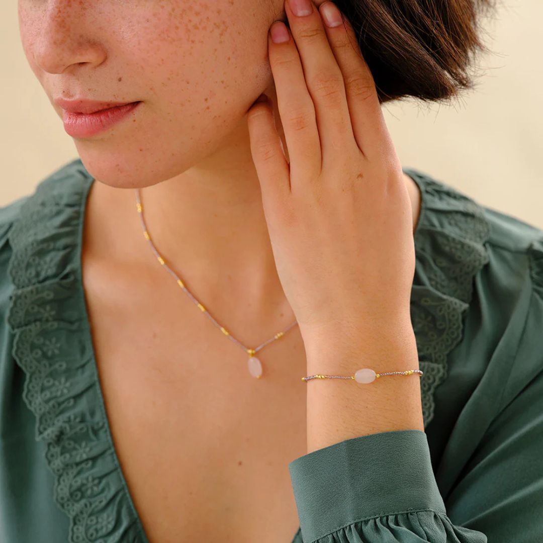 Rosenkvarts armbånd Wanting brukt på håndledd.