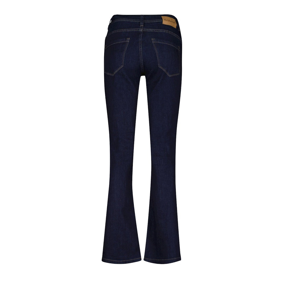 Superkomfortable jeans fra Red Button. Babette Classic Blue er en klassisk jeans med svak bootcut. Disse stillige jeansen har 5 lommer, en medium livhøyde og god stretch!  Detaljbilder kan avvike i farge noe fra hvordan de ser ut i virkeligheten.