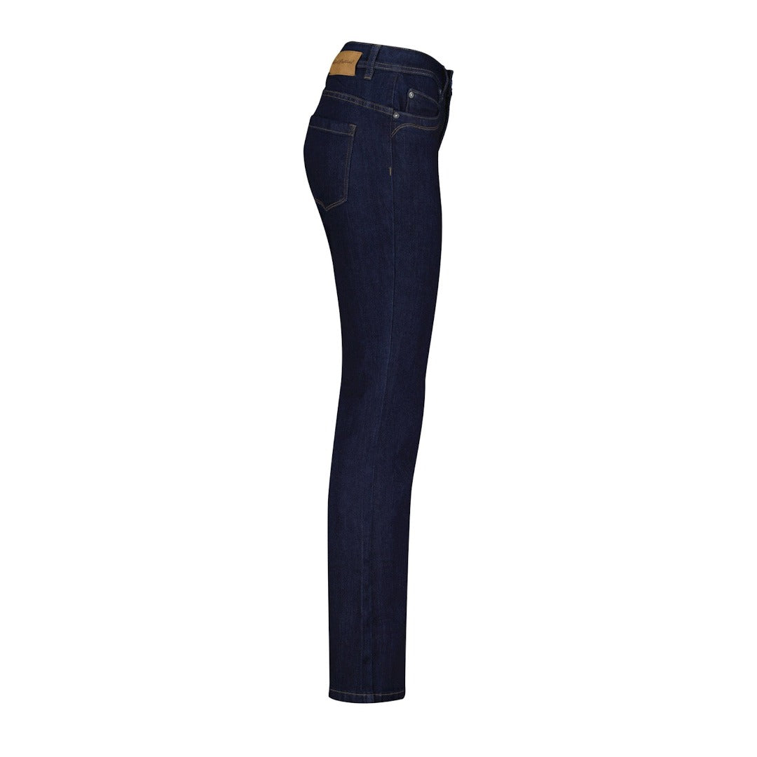 Superkomfortable jeans fra Red Button. Babette Classic Blue er en klassisk jeans med svak bootcut. Disse stillige jeansen har 5 lommer, en medium livhøyde og god stretch!  Detaljbilder kan avvike i farge noe fra hvordan de ser ut i virkeligheten.