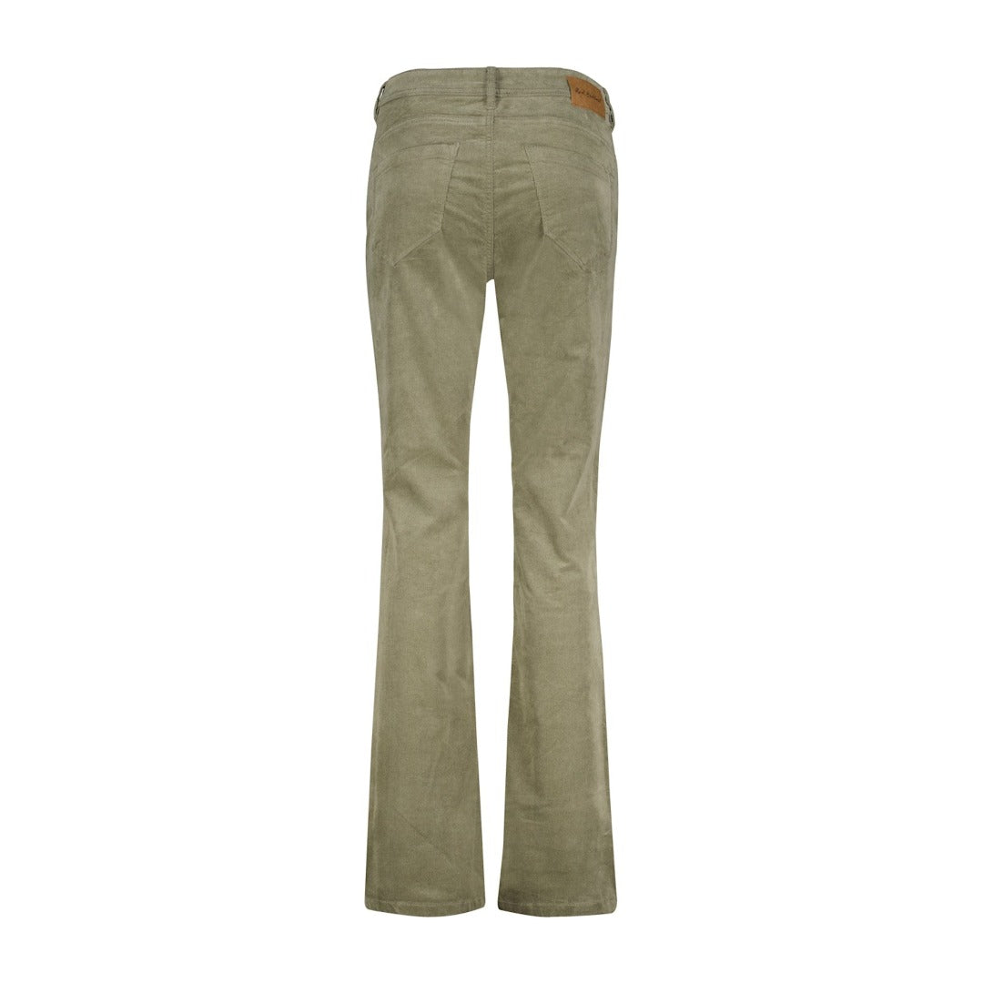 Babette Fine Cord Regular bukse fra Red Button er laget av kordfløyel. Disse behagelig buksene har 5 lommer, en medium livhøyde og god stretch! Innside benlengde er 80 cm. Detaljbilder kan avvike i farge noe fra hvordan de ser ut i virkeligheten.