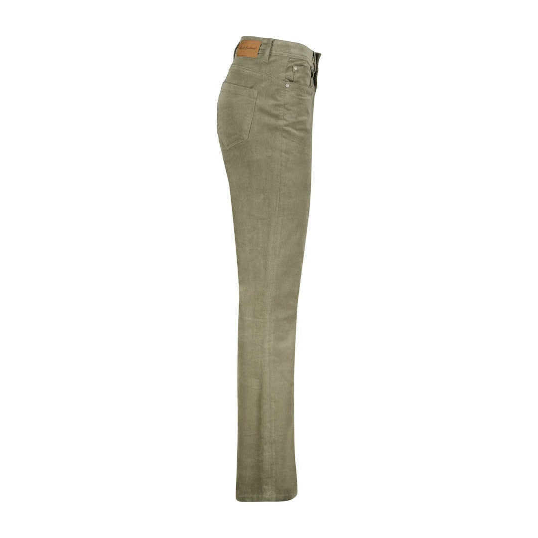Babette Fine Cord Regular bukse fra Red Button er laget av kordfløyel. Disse behagelig buksene har 5 lommer, en medium livhøyde og god stretch! Innside benlengde er 80 cm. Detaljbilder kan avvike i farge noe fra hvordan de ser ut i virkeligheten.