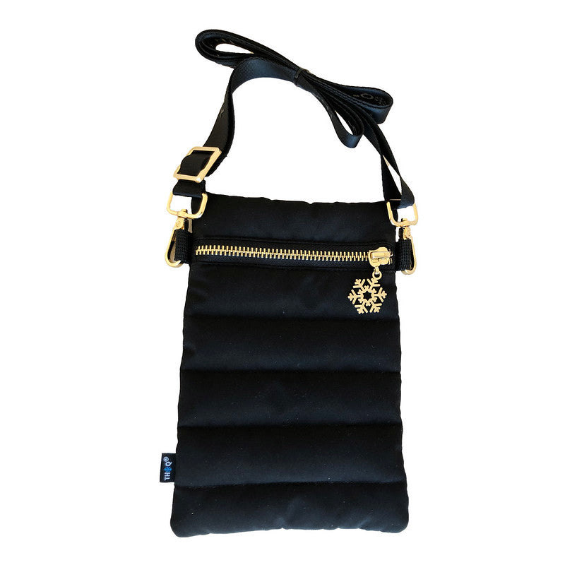 Stilfull og praktisk mobilveske i fra THOQ. Laget av nylon og fylt med andedun for beskyttelse og isolasjon. Vesken har en justerbar stropp og i tillegg til hovedrommet en lomme for kort. Mål: Bredde 21,5 cm, Høyde 13,5 cm.