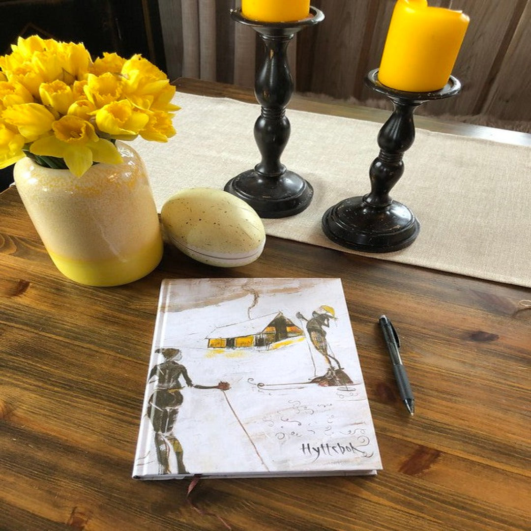 Denne flotte hytteboken er illustrert av kunstneren Mali Anette Hoeli. Hytteboken er i A4-format med stiv perm. En perfekt gave å gi til hytteentusiaster eller deg selv!  -192 sider -ulinjert -løst linjeark -bokmerke