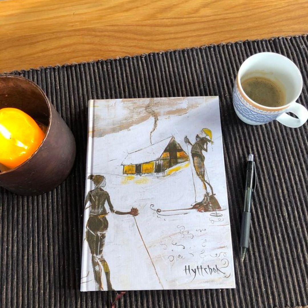 Denne flotte hytteboken er illustrert av kunstneren Mali Anette Hoeli. Hytteboken er i A4-format med stiv perm. En perfekt gave å gi til hytteentusiaster eller deg selv!  -192 sider -ulinjert -løst linjeark -bokmerke