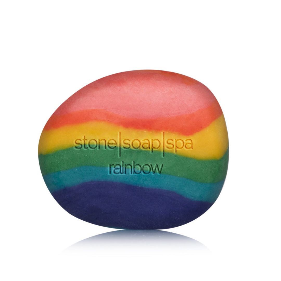 Fargerik, håndlaget Rainbow-såpe med sitrongress, lavendel, kokos- og riskliolje. Gir fuktighet, glød og myk hud. Vegansk, naturlig og eksfolierende.