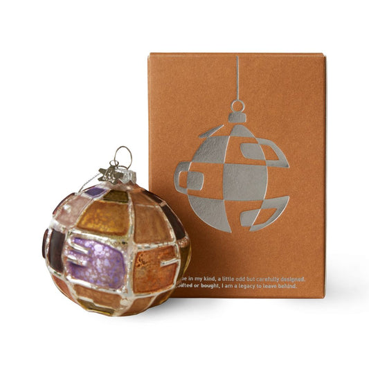 Brutalist Round julekule fra HK Living, flerfarget glasskule med gaveeske.