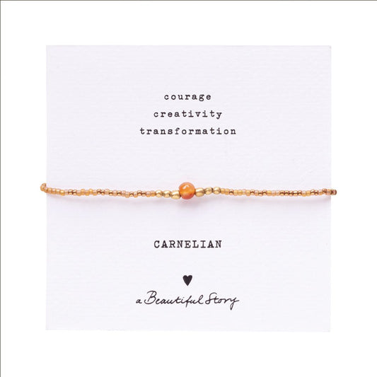 A Beautiful Story Iris Carnelian armbånd i gullfarget messing med karneol på kort.