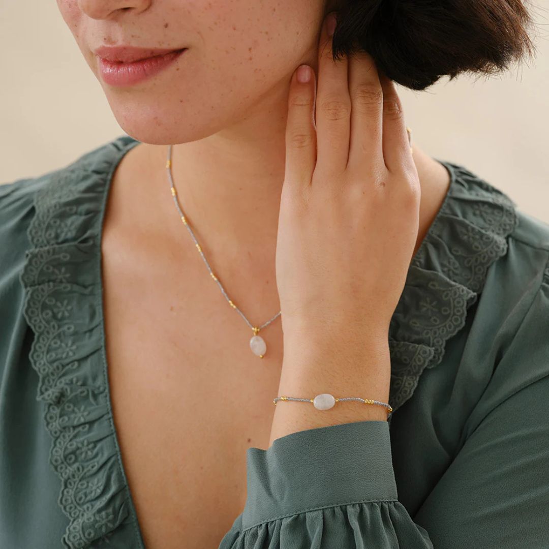 Wanting Moonstone armbånd fra A Beautiful Story med månestein på håndledd