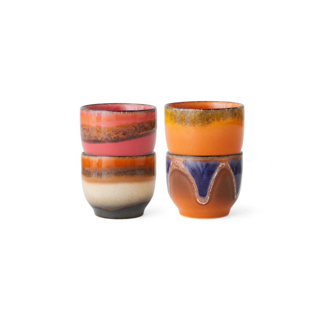 Stylet interiørbilde med HK Living 70s ceramics kopper og servise i varme farger.
