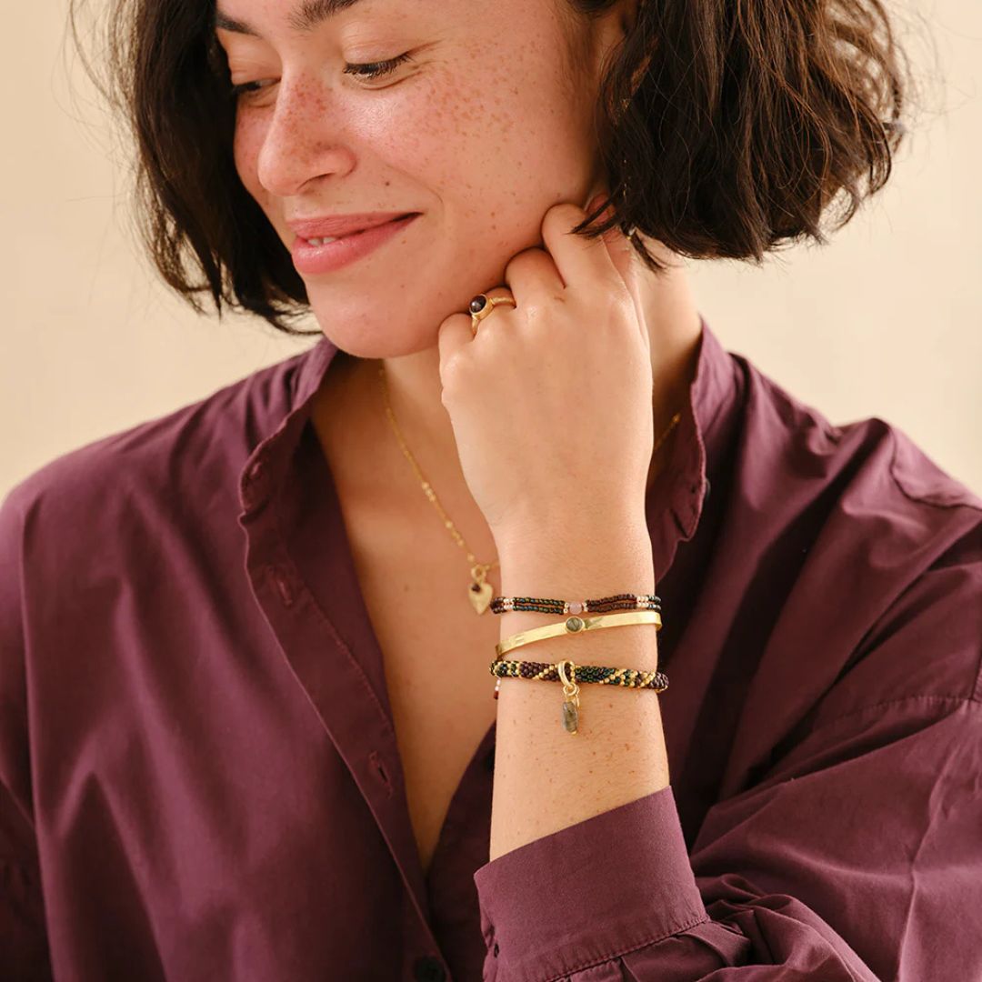 Compassionate Rose Quartz armbånd fra A Beautiful Story, vist på håndledd sammen med andre armbånd