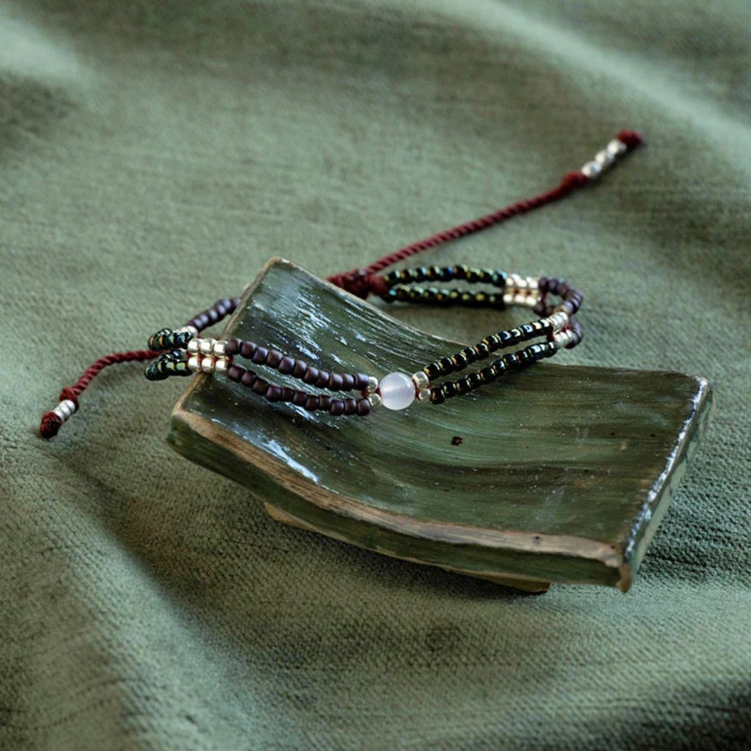 Compassionate Rose Quartz armbånd,  lagt på grønn keramikkskål