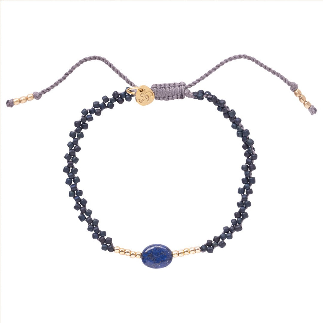 Lapis Lazuli,stein av ærlige forbindelser💙 Dette lekre armbåndet fra A Beautiful Story er laget av messing, glassperler, en lapis lazuli edelsten og har en bomullstråd med en justerbar glideknute. Armbåndet måler 16-22 centimeter. Farger kan avvike fra bildene. 