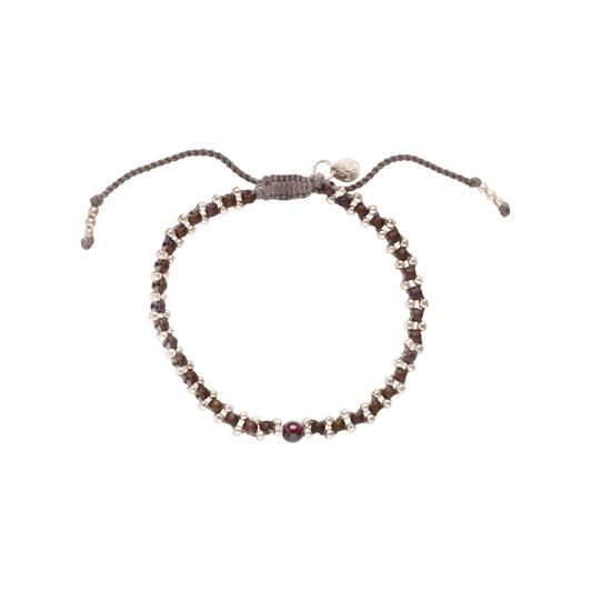 Eternal Garnet armbånd fra A Beautiful Story med granat og sølvfargede glassperler