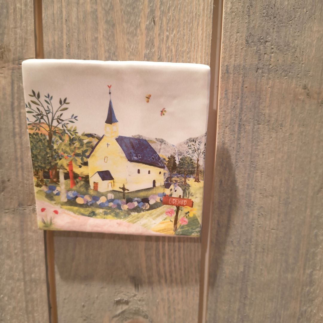 Keramisk flis med motiv av Eidfjord Gamle Kyrkje