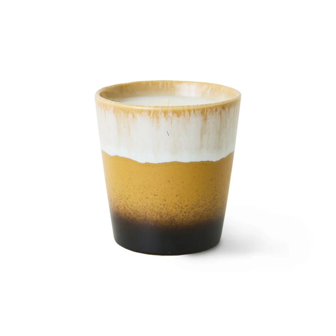 HK Living duftlys i 70s Ceramics-krus i gylne og mørke toner, med hvit glasur øverst.