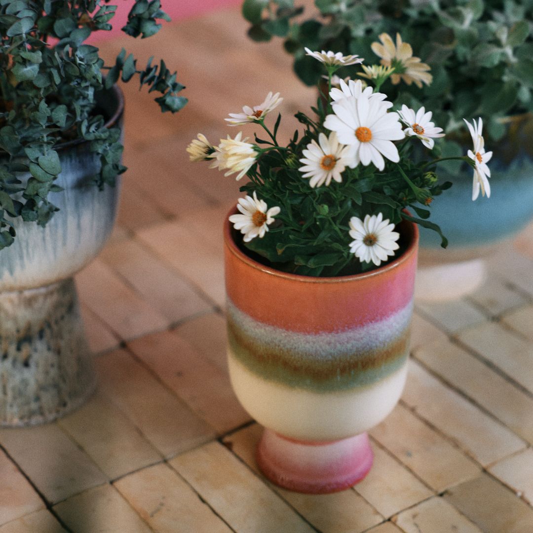 HK Living rosefield blomsterpotte stylet med hvite blomster i et koselig interiør.
