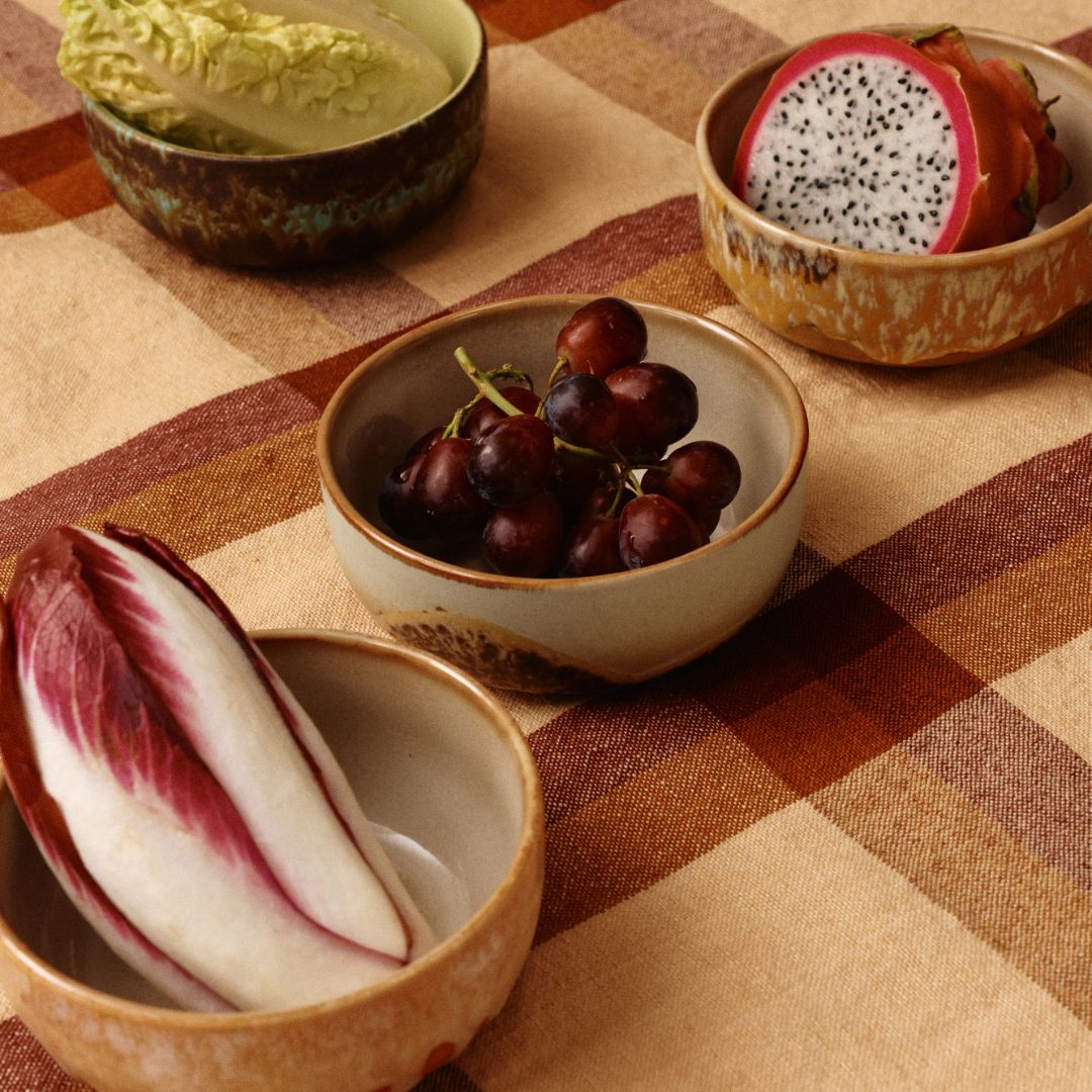 Detalj av den reaktive glasuren på Dunes-tapasskålen.