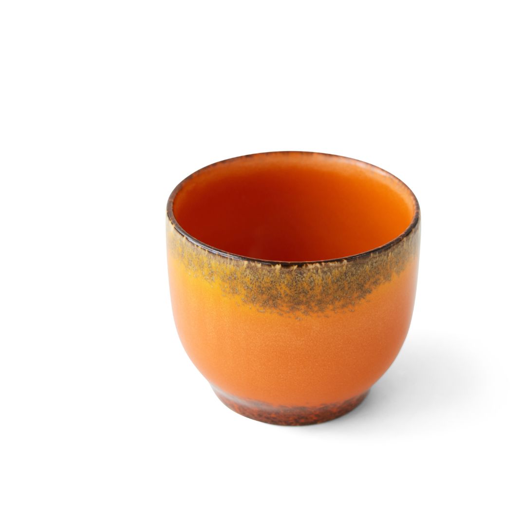 HK Living Liberica kaffekopp, varme oransje og gylne glasurtoner.