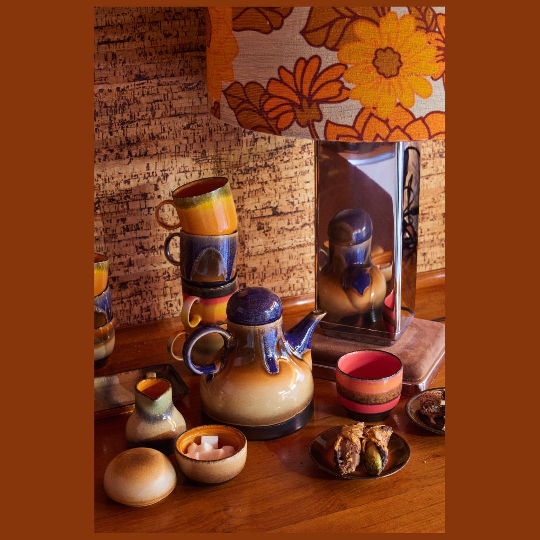 Detalj av det håndpåførte glasuret på kaffekannen.