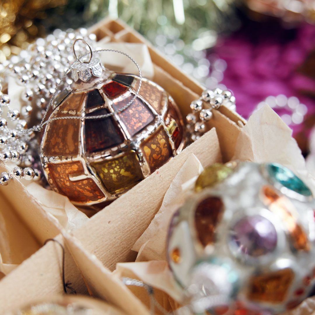 Håndlaget Brutalist Round julekule i mosaikkstil, varm, retro og klar til å henges på treet.