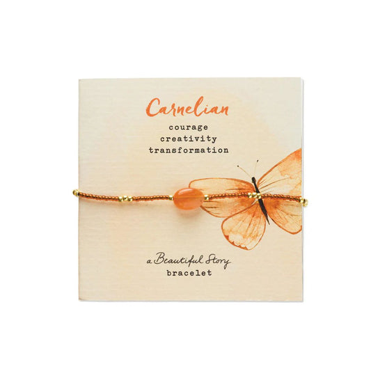 Karneolarmbånd med karneoledelstein, oransje glassperler og gullfargede detaljer.