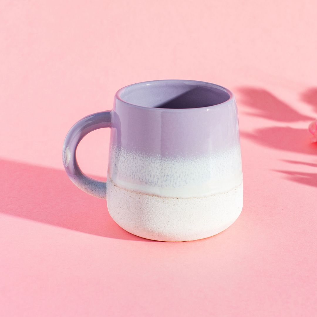 Sass & Belle Mojave Glaze lilla kopp på rosa bakgrunn