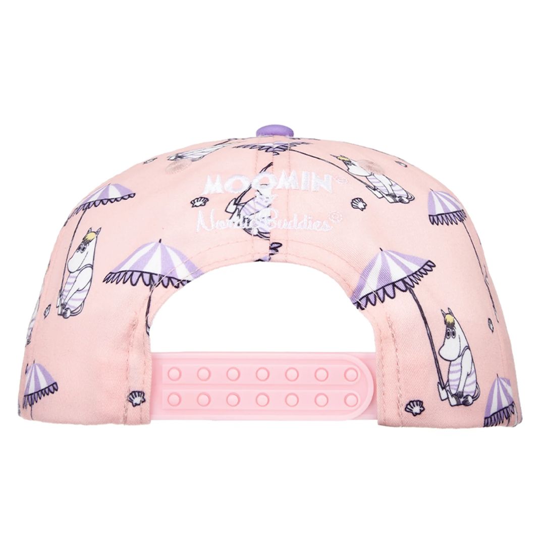 Søt cap til barn i rosa og lilla med Snorkmaiden som nyter sommeren.
Materiale: 100% polyester
Størrelse: en størrelse med justerbar stropp
Farge: rosa og lilla