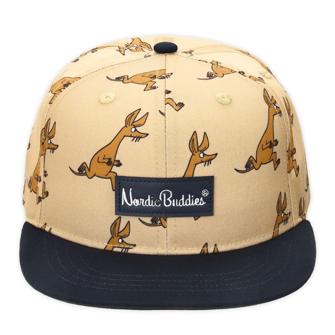 Søt Moomin cap til barn i beige og marine med Sniff løper
Materiale: 30% bomull 70% polyester
Størrelse: en størrelse med justerbar stropp
Farge: beige og marine