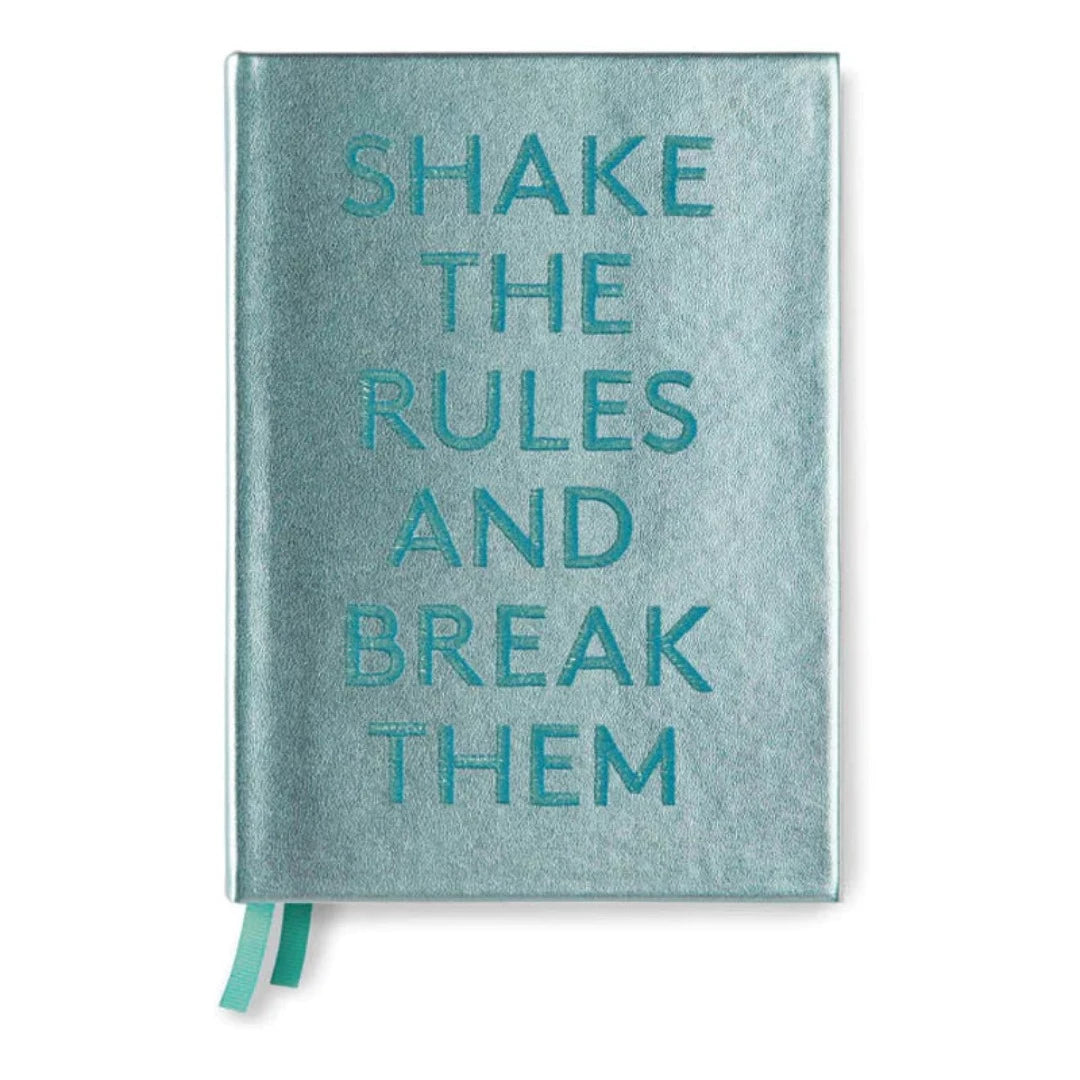 Metallisk lyseblå notatbok med hardt omslag og et brodert sitat: Shake the rules and break them. Resten av notatboken inneholder blanke og prikkede sider. Denne notatboken har 4 utrivbare kort med sitater.  En kjempefin notatbok som kan bli din dagbok eller punktjournal (bullet journal). Mål: 13,5 x 18,5 x 1,5 cm