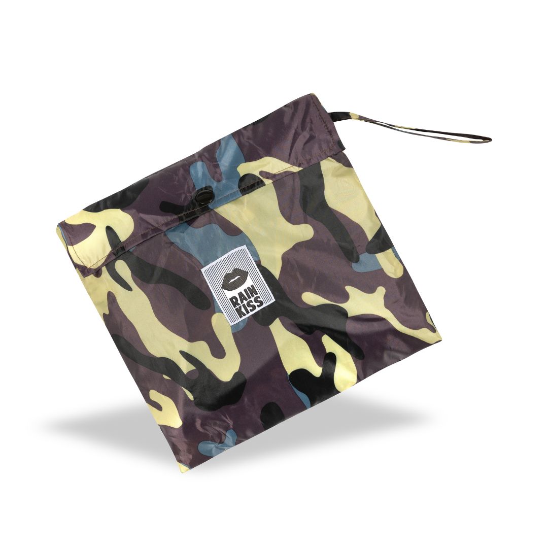 Oppdag Rainkiss Camo ponchoen, inspirert av tradisjonell fransk militærkamuflasje, men med en moderne vri. Ponchoen har/er: tapede sømmer - 100 % vanntett - laget av 100 % resirkulert polyester- sammenleggbar og lett, med en vekt på kun 250 g, noe som gjør den enkel å ta med seg.