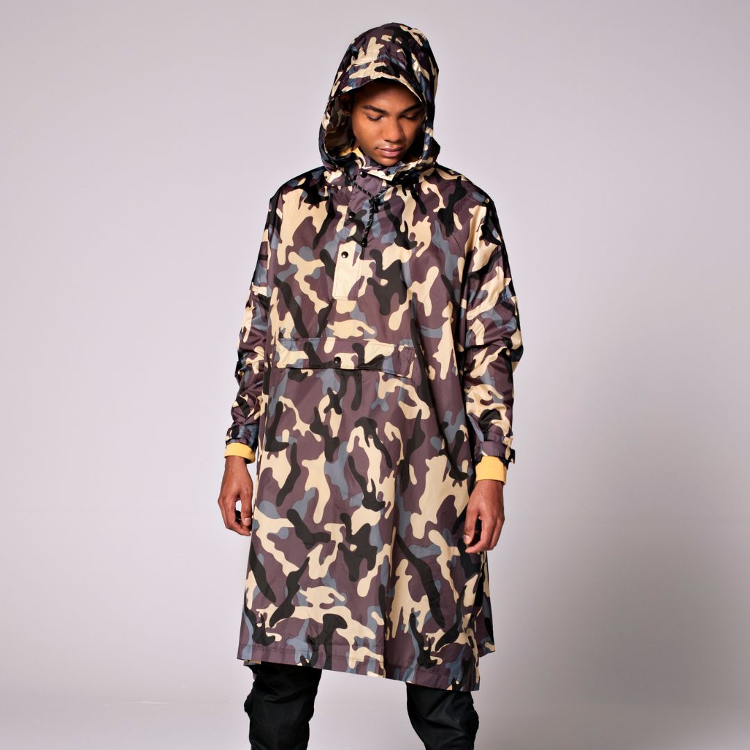 Oppdag Rainkiss Camo ponchoen, inspirert av tradisjonell fransk militærkamuflasje, men med en moderne vri. Ponchoen har/er: tapede sømmer - 100 % vanntett - laget av 100 % resirkulert polyester- sammenleggbar og lett, med en vekt på kun 250 g, noe som gjør den enkel å ta med seg.