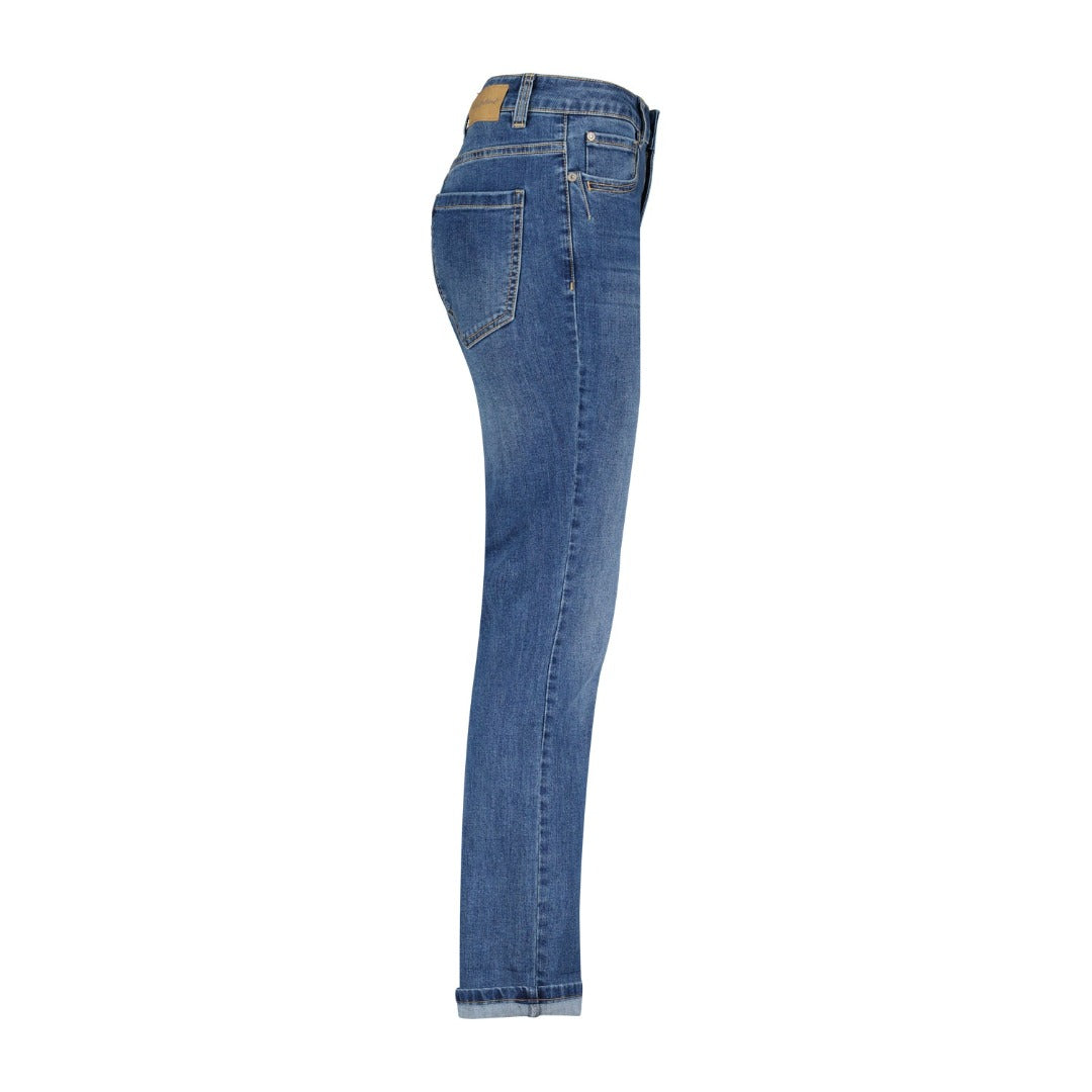 Kate er en myk og superfin jeans fra Red Button. Den gir optimal stretch og har en medium livhøyde, perfekt for komfort. Kate har også en trendy oppbrett nederst, som kan justeres etter behov. En jeans som man må ha i garderoben!