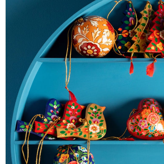 Handmåla Kashmiri fuglepynt i tre i rød, blå og gull – Sass & Belle.