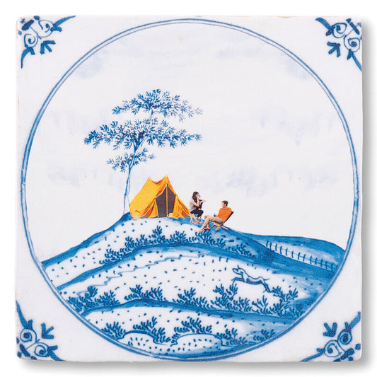 Keramisk StoryTile "Quality time at the campfire", håndlaget flis med motiv av bål og friluftskos.